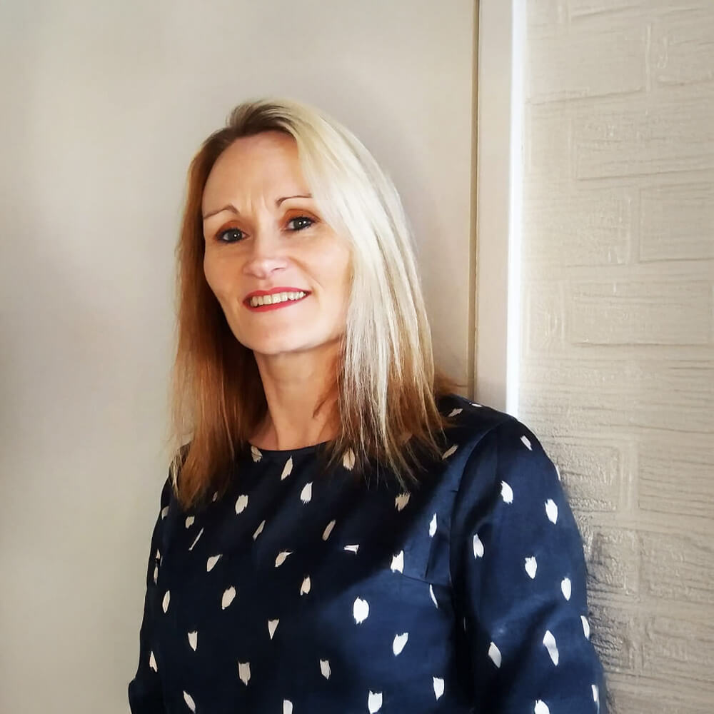 A woman smiling in front of the camera - Inner Oak Therapy Psychotherapy